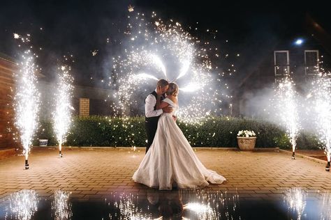 Glamorous Centerpieces, Mafia Wedding, Night Wedding Photos, First Dance Photos, Wedding Fireworks, Spain Wedding, Wedding First Dance, Bride Pictures, Wedding Picture Poses