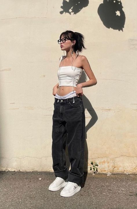 Jeans And Crop Top Outfit, Crop Top With Jeans, Aesthetic Fits, Looks Party, Crop Top Outfits, Mode Inspiration, Streetwear Outfit, Teen Fashion Outfits, Baggy Jeans