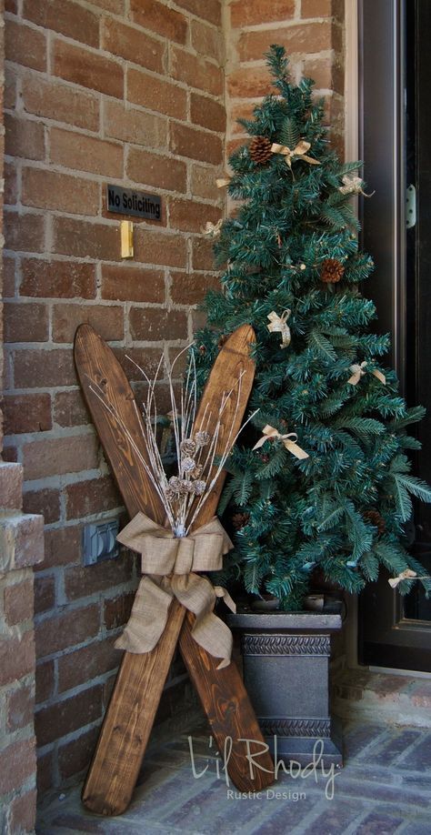 Ski Signs, Wood Christmas Decorations, Wooden Christmas Crafts, Ski Decor, Country Christmas Decorations, Christmas Wood Crafts, Holiday Crafts Christmas, Vintage Ski, Wood Christmas