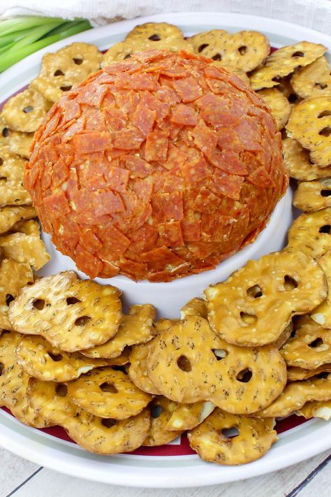 Pepperoni Cheese Ball Savory Apps, Cheddar Cheese Ball, Tailgate Recipes, Ball Recipes, Bruschetta Ingredients, Top Chicken Recipes, Tailgating Recipes, Cheese Ball Recipes, Cheese Balls