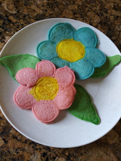 Flower pancakes for the first day of spring. Food Coloring Pancakes, Easy Pancake Designs, Pancake Art Easy, Butterfly Pancakes, Pancake Decoration Ideas, Pancakes Designs, Pancake Art Ideas, Spring Pancakes, Colored Pancakes