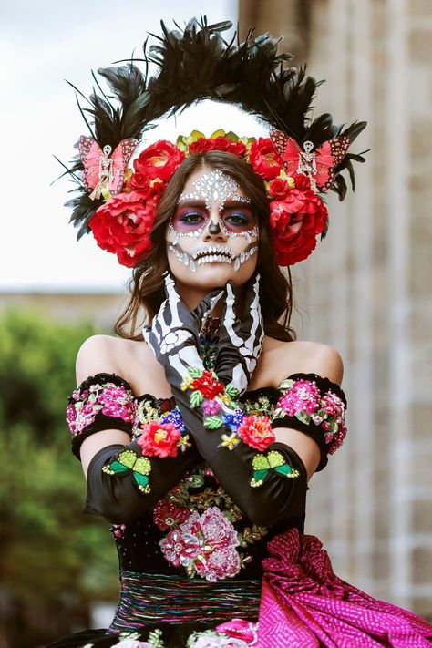 Day of the dead crown, flower headpiece, Mexican flower crown, Dia de los muertos headpiece, red crown Day Of The Dead Crown, Mexican Flower Crown, Diy Day Of The Dead, Dance Of The Dead, Mexican Flowers, Wedding Hair Wreath, Red Crown, Crown Flower, Hair Wreaths