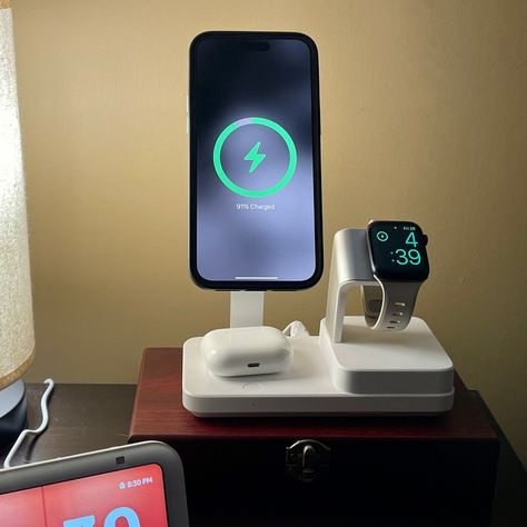 Charging Station Ideas, Bedroom Gadgets, Iphone Charging Station, Apple Ecosystem, Apple Charging Station, Students Life, All Apple Products, Apple Charger, Apple Watch Iphone