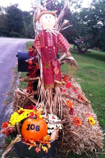 My mailbox decorated for fall/autumn - scarecrow, hay bales, pumpkins & mums - love the way it came out! Fall Bench Decor, Fall Outdoor Decor Porch, Outside Fall Decorations, Fall Apartment Decor, Fall Yard Decor, Fall Landscaping, Adornos Halloween, Fall Thanksgiving Decor, Fall Deco