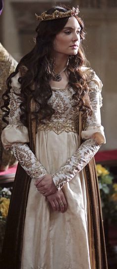 I have no words to describe how amazing this is. Dark Academia Aesthetic Outfit Woman, Dark Academia Aesthetic Outfit, Medieval Princess, Medieval Costume, Dream Dresses, Medieval Times, Medieval Clothing, Medieval Dress, Fantasy Costumes