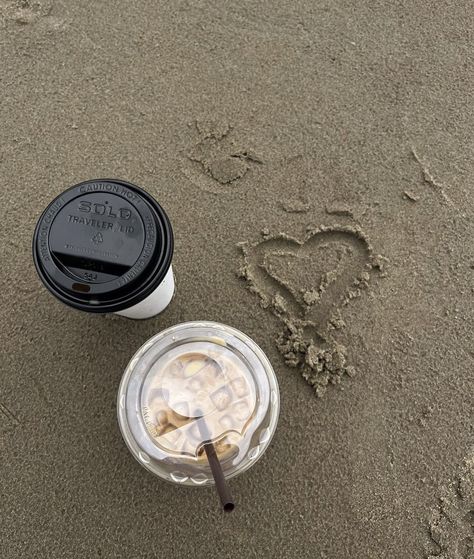 Two cups of coffee at the beach. A heart is drawn into the sand. Iced Coffee On The Beach, Coffee Beach Aesthetic, Beachy Coffee Shop, Summer Coffee Aesthetic, Coffee Summer Aesthetic, Coffee By The Beach, Coffee On The Beach, Pilates Business, Latte Aesthetic