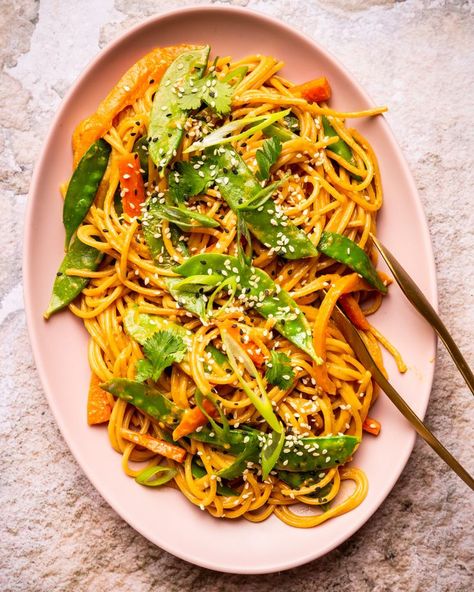 These Vegetarian Sesame Peanut Ginger Noodles are a delicious and simple way to use up some of the pantry pasta you’ve got hiding in your cabinet. Huhot Recipe, Ginger Noodles, Sesame Peanut Noodles, Peanut Noodles, Meat Free Recipes, Frozen Green Beans, Making Pasta, Pasta Night, Kitchen Bowls