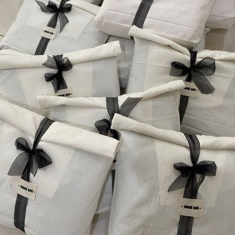 Pretty Gift Wrapping Ideas, Packaging Ideas Business, Clothing Packaging, Small Business Packaging Ideas, Handmade Packaging, Small Business Packaging, Pretty Gift, Packaging Design Inspiration, Brand Packaging