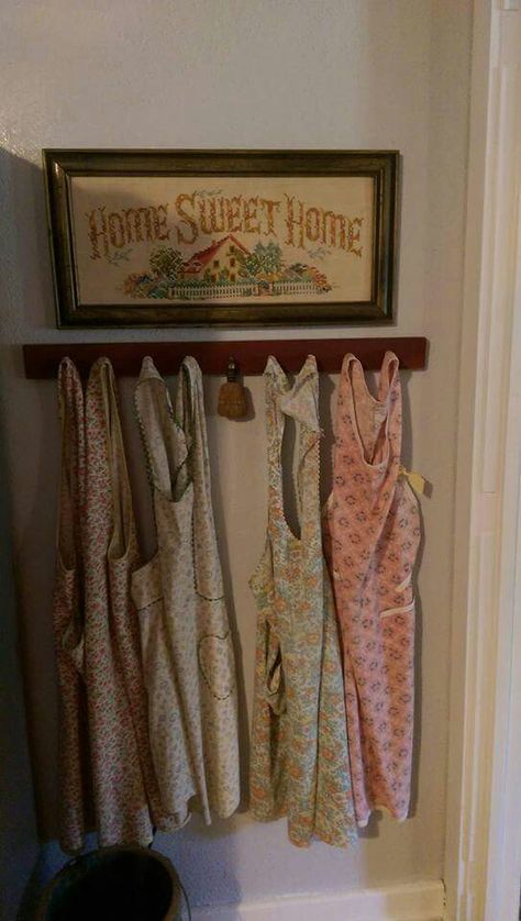 Old Aprons Display, Display Aprons In Kitchen, Apron Wall Display, Vintage Apron Display, Diy Country Home Decor Farmhouse Style, Displaying Vintage Aprons, Diy Vintage Apron, Vintage Aprons Display, Hanging Aprons In Kitchen