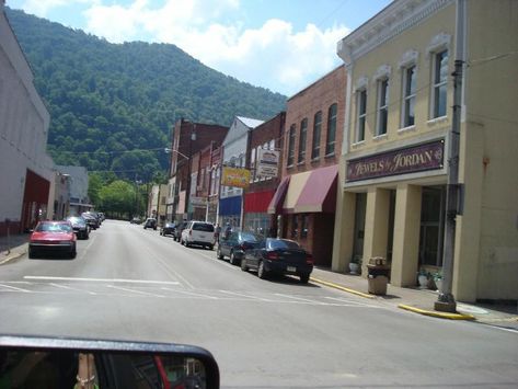 Kentucky Route 66 runs through downtown Pineville. Pineville Kentucky, Appalachian People, Cumberland Gap, Eastern Kentucky, Pike County, Daniel Boone, Family Tree Genealogy, Short Vacation, Rural Living