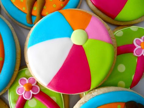 Summertime Cookies, Cinnamon Christmas Cookies, Summer Sugar Cookies, Ball Cookies, Frosted Cookies, Beach Cookies, Beach Balls, Iced Sugar Cookies, Summer Cookies