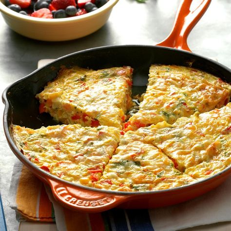 18 Healthy Breakfast Casseroles to Start Your Day Off Right Breakfast Frittata Recipes, Pepper Frittata, Frittata Recipes Breakfast, Vegetable Frittata Recipes, Florentines Recipe, Breakfast Frittata, Healthy Breakfast Casserole, Frittata Recipe, Skillet Dishes