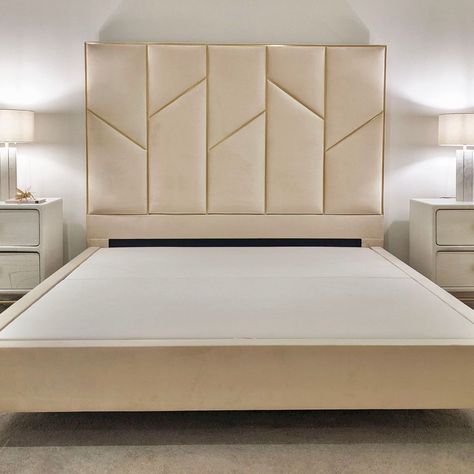 Bed Headboard Gold, Bed Padding Headboard, Padded Bed Design, Bed With High Headboard, Cream Luxury Bedroom, Headboard Padding Design, Bed Padding Designs, King Size Bed Designs Master Bedrooms, Cream Color Bed