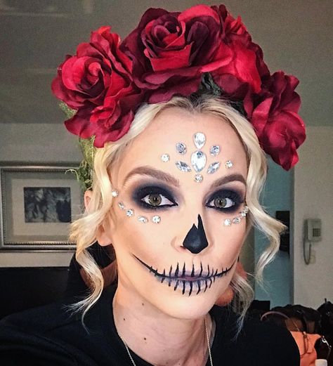 Los disfraces de Día de Muertos de los integrantes de Made in Mexico 7 Makijaż Sugar Skull, Halloween Makeup Sugar Skull, Halloween Makeup Clown, Halloweenský Makeup, Halloween Make-up Looks, Creepy Halloween Makeup, Cute Halloween Makeup, Halloween Beauty, Halloween Makeup Pretty