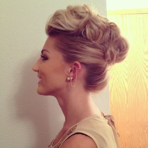 Wedding updo pompadour style Hairstyles Fancy, Double Chin Hairstyles, Pompadour Style, Faux Hawk Hairstyles, Double Menton, Peinados Fáciles Para Cabello Corto, Faux Hawk, Wedding Hairstyles Updo, Fancy Hairstyles