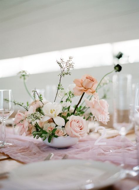 Summer Wedding Centerpieces, Pink Wedding Centerpieces, Wedding Flower Ideas, Martha Weddings, Summer Centerpieces, Low Centerpieces, Unique Wedding Flowers, Unique Centerpieces, Spring Wedding Flowers