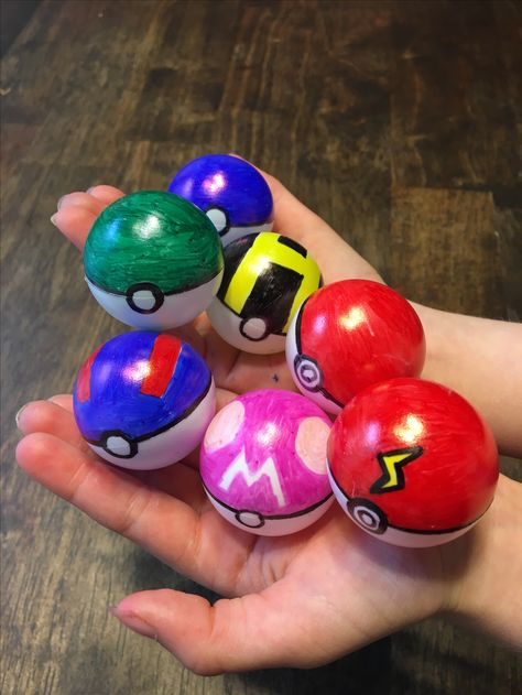 Simply color ping pong balls with sharpies to look like Pokémon balls. Easy craft that'll give the kids something fun to play with. Pokemon Balls Diy, Pokemon Ball Craft, Ping Pong Ball Crafts, Pokemon Kids Craft, Pokemon Crafts For Kids, Ping Pong Ball Games, Diy Pokeball, Pokemon Diy, Pokemon Ball