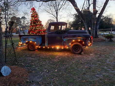 Old Truck Decorated For Christmas, Old Truck Christmas Photo Shoot, Old Truck Christmas Photos, Truck Landscaping, Tractor Landscaping, Piano Shoot, Tractor Decorations, Vintage Truck Decor, Truck Planter