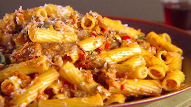 Giada De Laurentiis - Rigatoni with Vegetable Bolognese - amazing! Added sausage Vegetable Bolognese, Giada De Laurentiis Recipes, Giada Recipes, Bolognese Recipe, Giada De Laurentiis, Idee Pasto Sano, Rigatoni, Meatless Meals, Italian Dishes