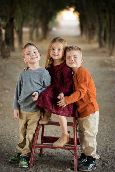 Brothers And Sister Photoshoot, Three Siblings Photoshoot Ideas, Twins Photoshoot Ideas Sibling Poses, Three Sibling Poses, Brothers And Sister Photo Ideas, 2 Brothers 1 Sister Pictures, Ladder Poses, 3 Siblings Photography, Siblings Photoshoot Ideas