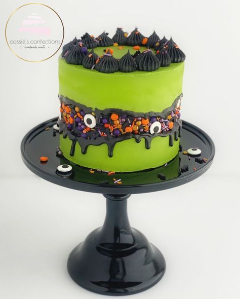 New Cake Trends, Simple Halloween Cake, Gothic Birthday Cakes, Spooky Halloween Cakes, Fault Line Cake, Pasteles Halloween, Spooky Cake, Easy Halloween Food, Halloween Baking