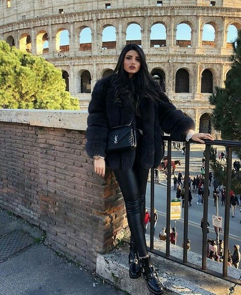 Rome Outfits Winter, Fur Coat Outfits, Faux Fur Coats Outfit, Rome Outfits, Street Style Ideas, Black Fur Coat, Winter Travel Outfit, Fashion Network, European Summer Outfits