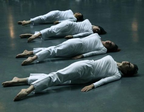 complexae: “ Trisha Brown: Group Primary Accumulation (1970), Trisha Brown Dance Company, Tate Modern Copyright:© John Mallinson ” Trisha Brown, Modern Dans, Modern Theatre, Physical Theatre, Alvin Ailey, Group Dance, Dance Movement, Dance Theater, Royal Ballet