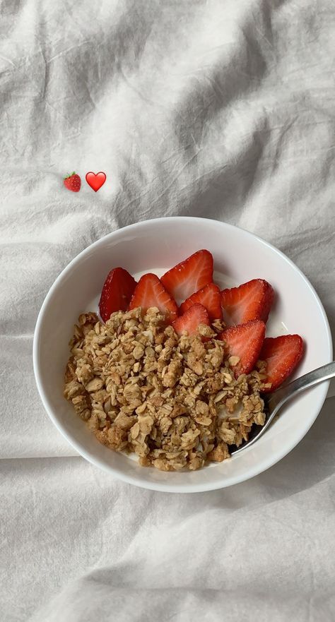 Healthy Yogurt Bowls Aesthetic, Strawberry Yogurt Bowl, Bowl Aesthetic, Yummy Aesthetic, Strawberry Bowl, Strawberry Aesthetic, Strawberry Breakfast, Bakery Foods, School Morning