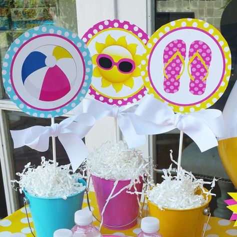 Splash Pool Party Decoration, Pool Party Table Decorations Centerpieces, Summer Party Centerpiece Ideas, Summer Centerpieces Party, Summer Party Centerpieces, Pool Party Centerpieces, Teen Pool Parties, School Centerpieces, End Of School Party Ideas