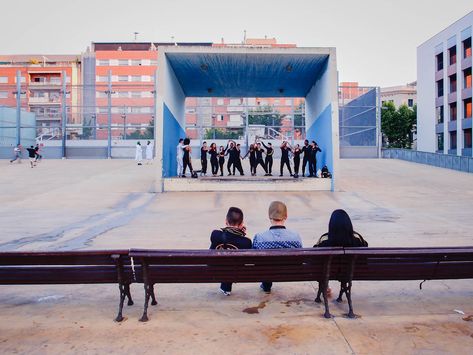 Barcelona Street Photography, parc Jardins Tres Xemeneies, public street theater performance spectators, square stage Outside Theater, Open Theater Landscape, Outdoor Theatre, Performance Photography, The Public Theater, Street Theatre, Theater Stage, Barcelona Street, Performance Stage