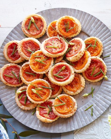 Tomato-Manchego Tartlets Spring Party Appetizers, Grilled Side, Picknick Snacks, Easter Appetizers Easy, Easy Picnic Food, Summer Picnic Food, Barbecue Side Dishes, Strawberry Salsa, Bbq Side