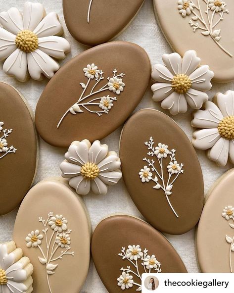 Macaroon Ideas, Confectionary Art, Floral Cookies, Flower Sugar Cookies, Royal Iced Cookies, Iced Biscuits, Affordable Aesthetic, Spring Cookies, Sugar Cookie Designs