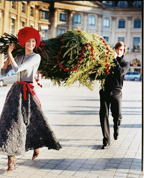 Christmas Editorial, Holiday Shoot, Arthur Elgort, Holiday Shopping List, Vogue Editorial, Christmas Traditions Family, Christmas In The City, Holiday Campaign, Christmas Photoshoot