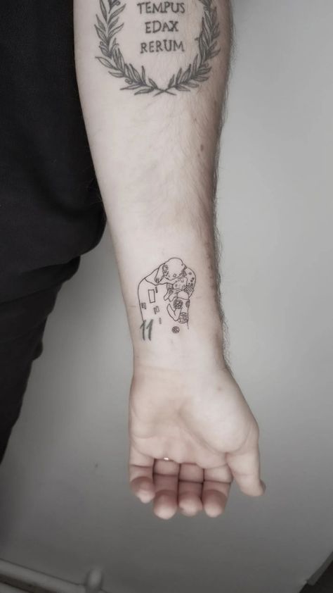 The Kiss Tattoo Minimalist, The Kiss Painting Tattoo, Famous Artist Tattoo, The Kiss Gustav Klimt Tattoo, Classic Art Tattoo Minimalist, Famous Art Tattoo Minimalist, The Kiss Tattoo, Art History Tattoo, Gustav Klimt Tattoo