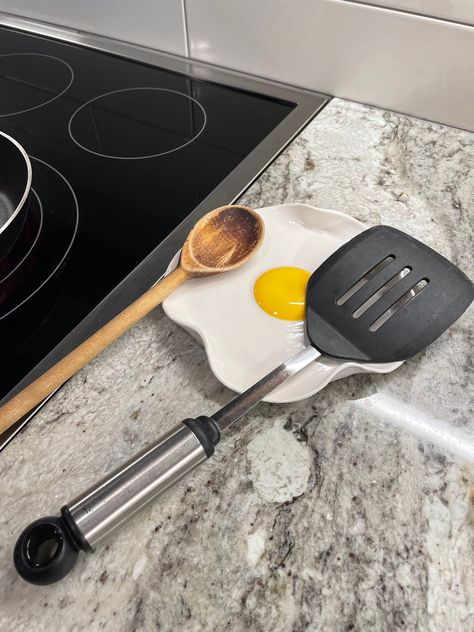 "Hand made spoon rest shaped and glazed like a fried egg. This cute spoon rest will be perfect next to or on the stove to keep your cooking area clean.  Each spoon rest varies slightly in size, but they are approximately 7\" in diameter. Each Egg dish has unique characteristics, such as slight variations in size of the yolk and color due to the hand made process. Each item is one-of-a-kind. All of my ceramic ware is glazed with lead free and non-toxic glazes. They are food, dishwasher and microwave safe. For the 5\" wide version of this spoon rest, visit my shop!" Ceramic Spatula Holder, Cute Spoon Rest, Pottery Spoon Holder, Ceramic Spoon Holder, Air Dry Clay Spoon Rest, Clay Spoon Holder, Spoon Holder Diy, Diy Spoon Rest, Spoon Holder Ideas