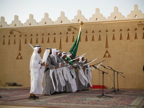 Saudi Arabesque Al-Ardha – The National Sword Dance of Saudi Arabia - Saudi Arabesque Najdi Architecture, Saudi Dress, Saudi Traditional, Arabic Dance, Traditional Woman, Arabian Costume, Saudi Arabia Culture, Shadow Silhouette, Interactive Exhibition