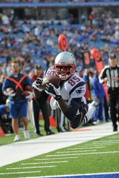 This photo of New England Patriots receiver Brandon Lloyd began blowing up this morning on Reddit with the headline "Very photogenic football player Brandon Lloyd." England Sports, New England Patriots Football, Nfl Memes, Giants Football, Patriots Fans, Patriots Football, Sports Memes, Football Memes, Football Funny