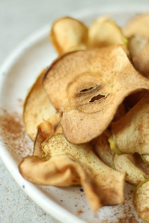 2-ingredient Air Fryer Apple Chips Air Fryer Apple Chips, Vegan Caramel Apple, Vegan Apple Pie, Apple Crumble Pie, Vegan Caramel, Pie Crumble, Apple Chips, Snack Dip, Special Desserts