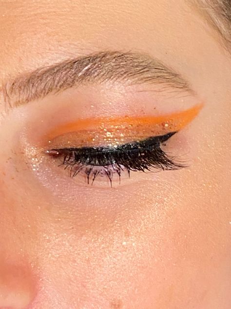 Orange Glitter Eye Makeup, Orange Simple Makeup, Orange Flower Makeup, 70s Orange Makeup, Orange Hoco Makeup, Simple Orange Makeup Looks, Orange Festival Makeup, Orange Eye Makeup Soft, Orange Fairy Makeup