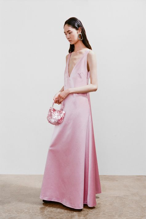 Staud Resort 2024 Collection | Vogue Silver Midi Skirt, Pink Wedding Guest Dresses, Resort 2024 Collection, Hot Summer Outfits, Strapless Evening Gowns, Resort 2024, Resort Fashion, 2024 Fashion, Basic Outfits