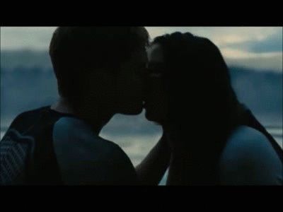 Catching Fire - Peeta & Katniss kiss Jennifer Lawrence Movies, Peeta And Katniss, Team Gale, Katniss And Peeta, Peeta Mellark, Hunger Games Catching Fire, Suzanne Collins, Hunger Games Trilogy, Katniss Everdeen