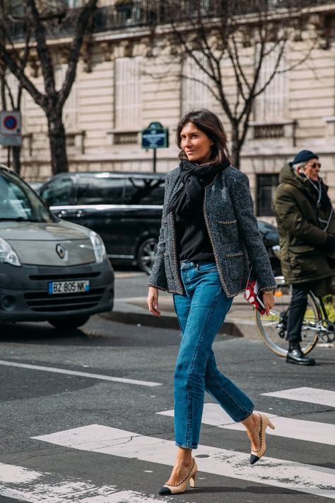 Emanuel Alt, Emmanuelle Alt Style, Chanel Street Style, 2020 Street Style, Emmanuelle Alt, Classic Outfit, Alt Style, French Dress, Chanel Jacket