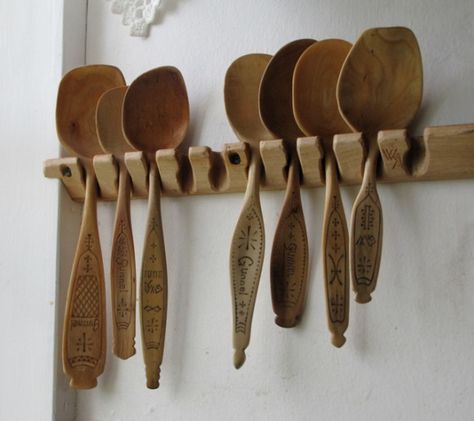 Spoon Holder Ideas, Giant Spoon, Kitchen Spoon Holder, Spoon Rack, Wooden Spoon Carving, Hand Carved Wooden Spoons, Wood Spoon Carving, Hand Carved Spoon, Carved Spoons