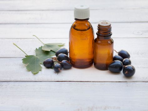 Black currant oil rich in gamma-linolenic acid helps in reducing inflammation, joint pain, & pain related to arthritis. It also strengthens immunity & lowers blood pressure. Chronic Dry Eye, Easy Healthy Food, Essential Oils For Skin, Black Currant, Primrose Oil, Evening Primrose Oil, Black Currants, Best Essential Oils, Oil Benefits