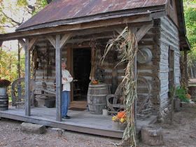 The Old Tattered Flag: A primitive homestead tour..... Beautiful Kitchen Ideas, Trappers Cabin, One Room Cabins, Primitive Cabin, Tattered Flag, Log Cabin Rustic, Rustic Loft, Small Log Cabin, Log Cabin Kits