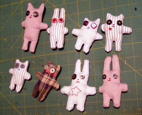 sewing {idea} wee people Plushies Diy Pattern Free, Mini Stuffed Animals Diy, Cute Sewn Plushies, Hand Sewing Plushies, Small Stuffed Animals To Sew, Sewed Stuffed Animals, Cute Hand Sewing Projects, Cute Craft Ideas Aesthetic, Sewing Projects Plushies