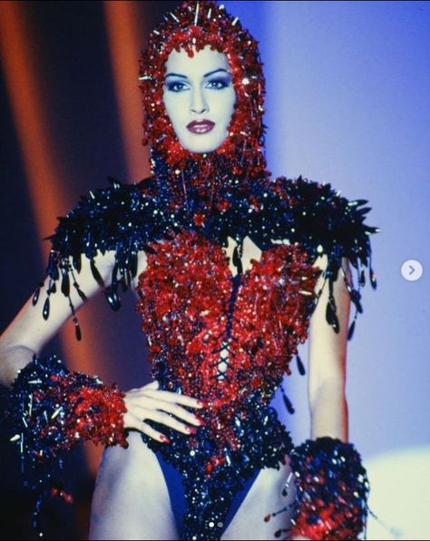 Yasmeen Ghauri walking for Thierry Mugler FW 1992 Mugler Corset, Thierry Mugler Haute Couture, Thierry Mugler Couture, Mugler 90s, Mugler Couture, Yasmeen Ghauri, Models 90s, Fest Outfits, 90s Runway Fashion