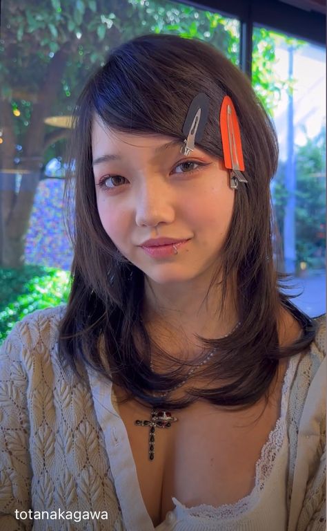 Side Bangs Drawing, 2000 Japanese Haircut, 2000 Korean Hairstyle, 2000s Asian Hairstyles, Hime Cut Braids, Side Bangs Japanese, Tapered Bangs, Japanese Side Bangs, Cute Side Bangs