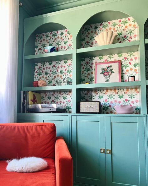 My working from home views today 🫶🏻 I’m so happy the weather has started to pick up, spring feels like it’s actually on the way now. Who else is so excited for all the sunny days? 🌞🌸✨ Arched BILLY bookcase IKEA hack with floral wallpaper and green paint #pinkandgreeninteriors #pinkdecor #pinkandgreendecor #pinkandgreen #colourfulinterior #colourfulhome #mycolourfulhome #homeideas #pastelhomedecor #builtinbookcase #colourfulbookcase #ikeahack #diningroom #diningroomstyling #shelfstyling #s... Wallpaper On Bookcase, Arched Billy Bookcase, Bookcase Ikea Hack, Billy Bookcase Ikea, Colorful Bookshelves, Bookcase Ikea, Spring Feels, Pastel Home Decor, Babe Cave