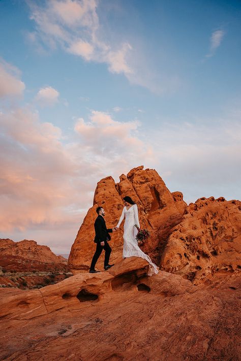 Monument Valley Wedding, Valley Of Fire Wedding Photography, Valley Of Fire Wedding Elopements, Valley Of Fire State Park Wedding, Valley Of Fire Photoshoot, Valley Of Fire Wedding, Vegas Pictures, Fire Wedding, Las Vegas Wedding Photos